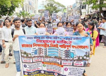 টেট-১ ও টেট-২ উত্তীর্ণ ১,৮৫৬ জন চাকরিপ্রার্থীর দ্রুত একসঙ্গে নিয়োগের দাবিতে সরব বেকার যুবক-যুবতীরা। বৃহস্পতিবার জেআরবিটির চেয়ারম্যানের সঙ্গে সাক্ষাৎ করে অবিলম্বে নিয়োগ প্রক্রিয়া সম্পন্ন করার দাবি জানান তাঁরা।