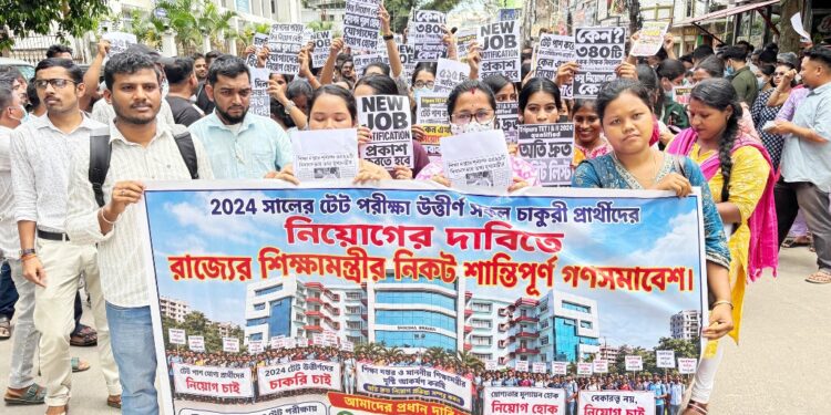 টেট-১ ও টেট-২ উত্তীর্ণ ১,৮৫৬ জন চাকরিপ্রার্থীর দ্রুত একসঙ্গে নিয়োগের দাবিতে সরব বেকার যুবক-যুবতীরা। বৃহস্পতিবার জেআরবিটির চেয়ারম্যানের সঙ্গে সাক্ষাৎ করে অবিলম্বে নিয়োগ প্রক্রিয়া সম্পন্ন করার দাবি জানান তাঁরা।