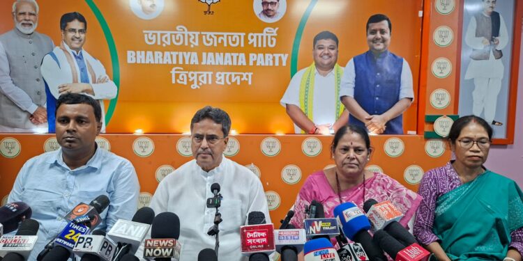 রাধাকিশোরপুর থানার ওরাংবাড়ি কাণ্ড নিয়ে প্রতিক্রিয়া জানালেন মুখ্যমন্ত্রী ডাঃ মানিক সাহা। আগরতলায় প্রদেশ বিজেপি কার্যালয়ে সাংবাদিকদের মুখোমুখি হয়ে ঘটনার বিষয়ে তিনি জানান, পরিস্থিতি খতিয়ে দেখতে ঘটনাস্থলে রয়েছেন পদস্থ নিরাপত্তা আধিকারিকরা।
