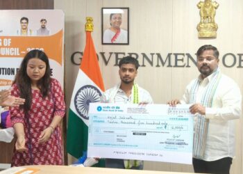 সড়ক নিরাপত্তায় বিশেষ অবদানের স্বীকৃতি হিসেবে ৮ জনকে নগদ ২৫ হাজার টাকা করে পুরস্কৃত করল রাজ্য পরিবহন দপ্তর। গোমতী জেলা থেকে ৫ জন, ধলাই থেকে ২ জন এবং ঊনকোটি জেলা থেকে ১ জন পুরস্কারের জন্য নির্বাচিত হন। স্টেট রোড সেফটি কাউন্সিলের বৈঠকে মন্ত্রী সুশান্ত চৌধুরীর পৌরোহিত্যে এই পুরস্কার প্রদান করা হয়। বৈঠকে উপস্থিত ছিলেন পরিবহন, অর্থ, স্বাস্থ্য ও নগরোন্নয়ন দপ্তরের সচিবসহ কাউন্সিলের অন্যান্য আধিকারিকরা।