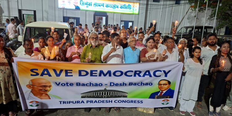 মহাত্মা গান্ধী জয়ন্তী উপলক্ষে গণতন্ত্র রক্ষার শপথ নিয়ে মোমবাতি মিছিলের আয়োজন করল প্রদেশ কংগ্রেস। আগরতলার কংগ্রেস ভবনের সামনে থেকে শুরু হয় এই মিছিল।