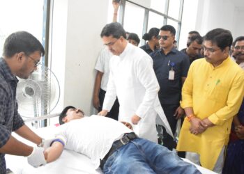 তপশিলী জাতি মোর্চার উদ্যোগে রক্তদান শিবিরের আয়োজন। শিবিরে উপস্থিত থেকে রক্তদাতাদের উৎসাহিত করলেন মুখ্যমন্ত্রী ডাঃ মানিক সাহা।