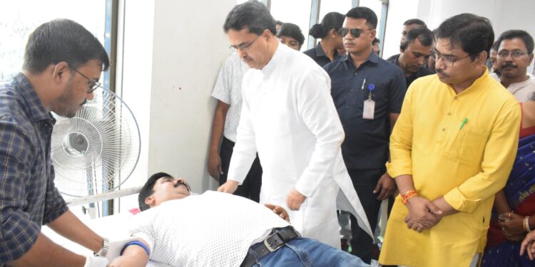 তপশিলী জাতি মোর্চার উদ্যোগে রক্তদান শিবিরের আয়োজন। শিবিরে উপস্থিত থেকে রক্তদাতাদের উৎসাহিত করলেন মুখ্যমন্ত্রী ডাঃ মানিক সাহা।