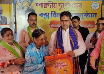 শারদীয় দুর্গোৎসব উপলক্ষে ২০ নম্বর ওয়ার্ডে দুঃস্থদের হাতে নতুন পোশাক তুলে দিলেন মুখ্যমন্ত্রী ডাঃ মানিক সাহা। ওয়ার্ড কমিটির উদ্যোগে আয়োজিত এই সামাজিক কর্মসূচিতে উপস্থিত ছিলেন কর্পোরেটর রত্না দত্তসহ অন্যান্য কর্মকর্তারা।