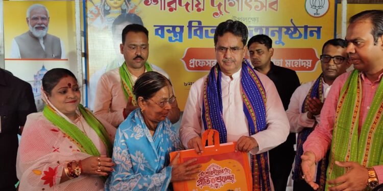 শারদীয় দুর্গোৎসব উপলক্ষে ২০ নম্বর ওয়ার্ডে দুঃস্থদের হাতে নতুন পোশাক তুলে দিলেন মুখ্যমন্ত্রী ডাঃ মানিক সাহা। ওয়ার্ড কমিটির উদ্যোগে আয়োজিত এই সামাজিক কর্মসূচিতে উপস্থিত ছিলেন কর্পোরেটর রত্না দত্তসহ অন্যান্য কর্মকর্তারা।