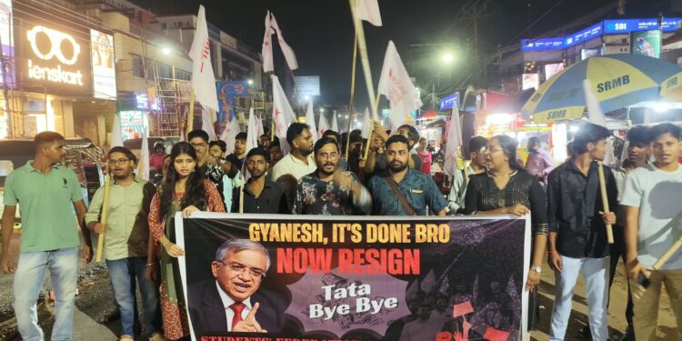 জ্ঞানেশ কুমারের পদত্যাগের দাবিতে আগরতলা শহরে এসএফআই-এর বিক্ষোভ মিছিল। প্রতিবাদে সরব হয়ে রাস্তায় নামলেন সংগঠনের কর্মী-সমর্থকরা।