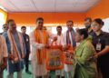 আগরতলা পুর নিগমের ৩২ নম্বর ওয়ার্ডে শারদীয় উৎসব উপলক্ষে দুঃস্থদের মধ্যে নতুন পোশাক বিতরণ। অনুষ্ঠানে উপস্থিত ছিলেন মুখ্যমন্ত্রী ডাঃ মানিক সাহা সহ বিজেপির বড়দোয়ালি মণ্ডলের বিভিন্ন স্তরের নেতৃত্ব ও কর্মকর্তারা।