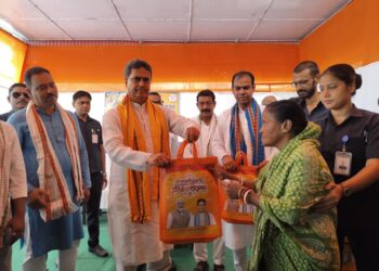 আগরতলা পুর নিগমের ৩২ নম্বর ওয়ার্ডে শারদীয় উৎসব উপলক্ষে দুঃস্থদের মধ্যে নতুন পোশাক বিতরণ। অনুষ্ঠানে উপস্থিত ছিলেন মুখ্যমন্ত্রী ডাঃ মানিক সাহা সহ বিজেপির বড়দোয়ালি মণ্ডলের বিভিন্ন স্তরের নেতৃত্ব ও কর্মকর্তারা।