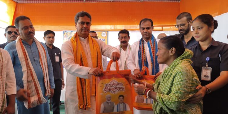 আগরতলা পুর নিগমের ৩২ নম্বর ওয়ার্ডে শারদীয় উৎসব উপলক্ষে দুঃস্থদের মধ্যে নতুন পোশাক বিতরণ। অনুষ্ঠানে উপস্থিত ছিলেন মুখ্যমন্ত্রী ডাঃ মানিক সাহা সহ বিজেপির বড়দোয়ালি মণ্ডলের বিভিন্ন স্তরের নেতৃত্ব ও কর্মকর্তারা।