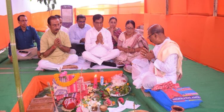 পুরনো জেল সংলগ্ন এলাকায় আগরতলা পুর নিগমের ২২ নম্বর ওয়ার্ডের নতুন অফিস ভবন নির্মাণের সূচনা। সোমবার ভিত্তিপ্রস্তর স্থাপন ও ভূমিপূজা অনুষ্ঠানে উপস্থিত ছিলেন রাজ্যসভার সাংসদ রাজীব ভট্টাচার্য, ডেপুটি মেয়র মনিকা দাস দত্ত, কর্পোরেটর তথা মেয়র ইন কাউন্সিল হিমানী দেববর্মা-সহ অন্যান্য আধিকারিক ও জনপ্রতিনিধিরা।