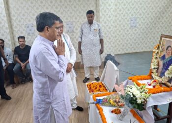 চিকিৎসক অশোক সিনহার স্ত্রী অলকা সিনহার আকস্মিক প্রয়াণে শোকাহত মুখ্যমন্ত্রী ডাঃ মানিক সাহা। প্রয়াতের পরিবারের প্রতি সমবেদনা জ্ঞাপন করেন তিনি।