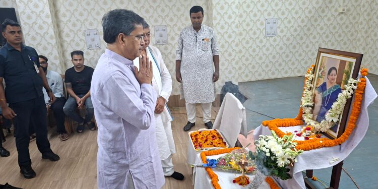 চিকিৎসক অশোক সিনহার স্ত্রী অলকা সিনহার আকস্মিক প্রয়াণে শোকাহত মুখ্যমন্ত্রী ডাঃ মানিক সাহা। প্রয়াতের পরিবারের প্রতি সমবেদনা জ্ঞাপন করেন তিনি।