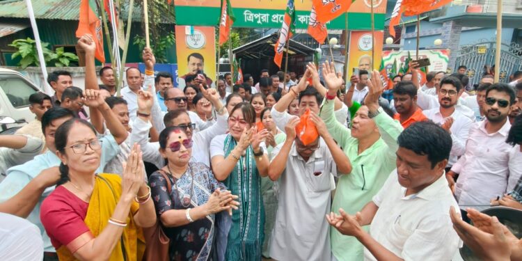 ভিলেজ নির্বাচনে জয়ের পর বিজেপির রাজ্য কার্যালয়ের সামনে দলীয় কর্মী-সমর্থকদের উচ্ছ্বাস ও আনন্দ উদযাপন।