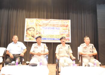 দুর্গাপূজাকে সামনে রেখে মুক্তধারায় পশ্চিম থানা এলাকার বিভিন্ন ক্লাবের সদস্যদের নিয়ে গুরুত্বপূর্ণ বৈঠক অনুষ্ঠিত হয়। বৈঠকে উপস্থিত ছিলেন পশ্চিম থানার ওসি, সদর এসডিপিও, ট্রাফিক ডিএসপি-সহ পুলিশ প্রশাসনের অন্যান্য আধিকারিকরা।