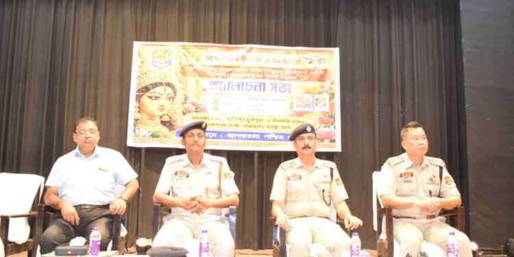 দুর্গাপূজাকে সামনে রেখে মুক্তধারায় পশ্চিম থানা এলাকার বিভিন্ন ক্লাবের সদস্যদের নিয়ে গুরুত্বপূর্ণ বৈঠক অনুষ্ঠিত হয়। বৈঠকে উপস্থিত ছিলেন পশ্চিম থানার ওসি, সদর এসডিপিও, ট্রাফিক ডিএসপি-সহ পুলিশ প্রশাসনের অন্যান্য আধিকারিকরা।