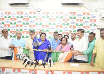 পুরভোটের আগে বড় প্রত্যাবর্তন, কংগ্রেসে ফিরলেন প্রাক্তন কাউন্সিলার পান্না দেব। তাঁর যোগদান ঘিরে রাজনৈতিক মহলে চর্চা শুরু।