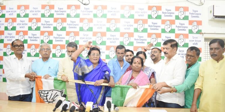 পুরভোটের আগে বড় প্রত্যাবর্তন, কংগ্রেসে ফিরলেন প্রাক্তন কাউন্সিলার পান্না দেব। তাঁর যোগদান ঘিরে রাজনৈতিক মহলে চর্চা শুরু।