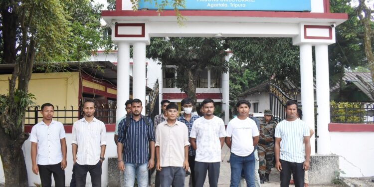 ২৪৯টি পুরুষ জেল ওয়ার্ডেন পদে দ্রুত নিয়োগ প্রক্রিয়া সম্পন্নের দাবিতে বুধবার জেল দফতরের আইজি অফিসের সামনে জমায়েত হন নিয়োগপ্রার্থীরা। পরে আইজির কাছে ডেপুটেশন জমা দেন তাঁরা। ২০২২ সালে ফিজিক্যাল পরীক্ষা এবং ২০২৬ সালের জানুয়ারিতে ফলাফল প্রকাশের পর এবার দ্রুত লিখিত ও ভাইভা পরীক্ষা নিয়ে নিয়োগ প্রক্রিয়া শেষ করার দাবি প্রার্থীদের।