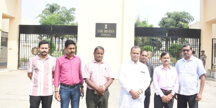 TTAADC এলাকার সীমানা পুনর্নির্ধারণসহ চার দফা দাবিতে বুধবার রাজ্যপাল ইন্দ্রসেনা রেড্ডি নাল্লুরের কাছে ডেপুটেশন জমা দিল বৈশ্য কাপালি সমাজ। দাবিগুলি দ্রুত বিবেচনার আর্জি সংগঠনের প্রতিনিধিদের।