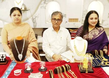  শারদীয়ার আনন্দে এবার গয়নার ঝলক কালিকা জুয়েলার্সে! দুর্গাপুজো উপলক্ষ্যে ক্রেতাদের জন্য থাকছে আকর্ষণীয় জুয়েলারি কালেকশন ও বিশেষ অফার। উৎসবের প্রতিটি মুহূর্তে আপনার সাজকে আরও উজ্জ্বল করে তুলতে পছন্দের গয়না বেছে নিন কালিকা জুয়েলার্স থেকে। 