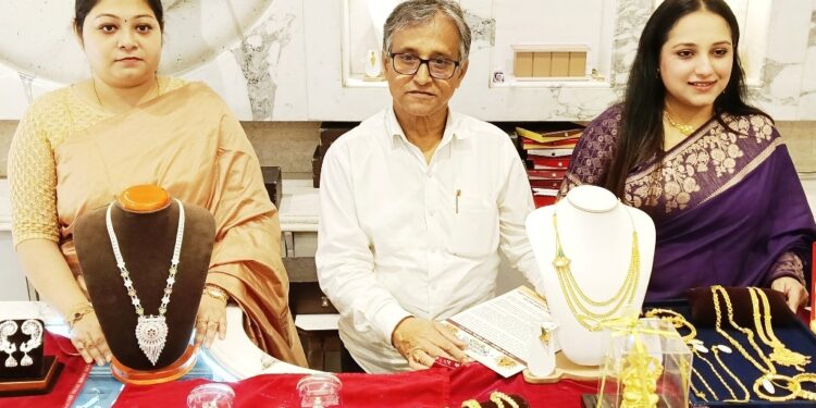  শারদীয়ার আনন্দে এবার গয়নার ঝলক কালিকা জুয়েলার্সে! দুর্গাপুজো উপলক্ষ্যে ক্রেতাদের জন্য থাকছে আকর্ষণীয় জুয়েলারি কালেকশন ও বিশেষ অফার। উৎসবের প্রতিটি মুহূর্তে আপনার সাজকে আরও উজ্জ্বল করে তুলতে পছন্দের গয়না বেছে নিন কালিকা জুয়েলার্স থেকে। 