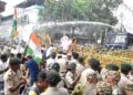 রাজধানীর ফায়ার সার্ভিস চৌমুহনীতে কংগ্রেসের বিক্ষোভ মিছিল ঘিরে উত্তেজনা! মিছিল আটকাতে পুলিশের বাধা, শুরু হয় ধস্তাধস্তি। পরিস্থিতি নিয়ন্ত্রণে আনতে বিক্ষোভকারীদের ছত্রভঙ্গ করতে জলকামান ব্যবহার করে পুলিশ। ঘটনাকে কেন্দ্র করে এলাকায় চাঞ্চল্য ছড়ায়।