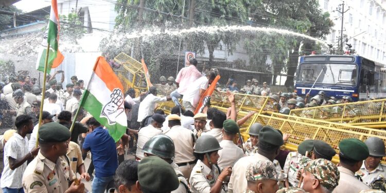 রাজধানীর ফায়ার সার্ভিস চৌমুহনীতে কংগ্রেসের বিক্ষোভ মিছিল ঘিরে উত্তেজনা! মিছিল আটকাতে পুলিশের বাধা, শুরু হয় ধস্তাধস্তি। পরিস্থিতি নিয়ন্ত্রণে আনতে বিক্ষোভকারীদের ছত্রভঙ্গ করতে জলকামান ব্যবহার করে পুলিশ। ঘটনাকে কেন্দ্র করে এলাকায় চাঞ্চল্য ছড়ায়।