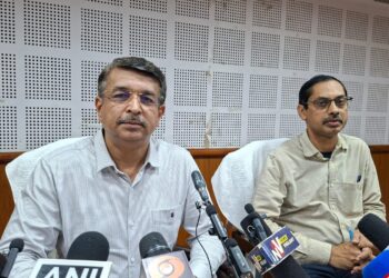 রাজ্যের সংবাদ মাধ্যম পরিচালনায় একাধিক নীতিগত পরিবর্তনের ঘোষণা তথ্য দপ্তরের। আগরতলায় আয়োজিত সংবাদ সম্মেলনে নতুন নীতির বিভিন্ন দিক তুলে ধরেন তথ্য দপ্তরের সচিব কিরণ গিত্যে ও তথ্য অধিকর্তা বিম্বিসার ভট্টাচার্য।