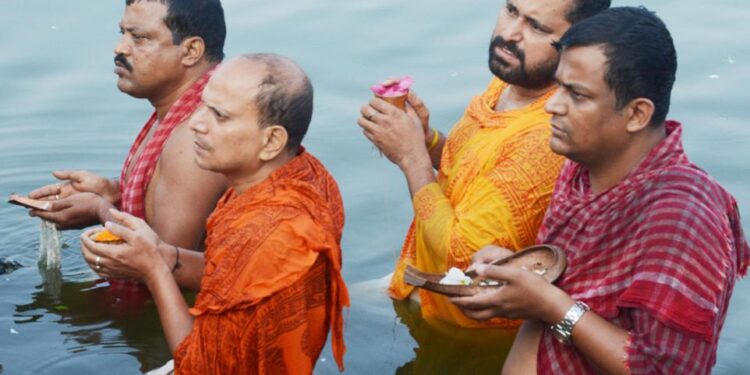 মহালয়ার পুণ্যপ্রভাতে চণ্ডীপাঠের সুরে ধ্বনিত হয় দেবী দুর্গার আগমনী বার্তা।  পিতৃপক্ষের অবসানে দেবীপক্ষের শুভ সূচনা, আকাশে-বাতাসে ছড়িয়ে পড়ে শারদীয়ার আবাহন। বীরেন্দ্রকৃষ্ণ ভদ্রের কণ্ঠে মহিষাসুরমর্দিনী, ঘাটে ঘাটে পিতৃপুরুষের উদ্দেশ্যে তর্পণ আর বাংলার প্রতিটি প্রান্তে শুরু হয় মা দুর্গাকে বরণ করে নেওয়ার প্রস্তুতি। 