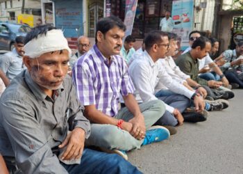 সাংবাদিকদের উপর হামলার প্রতিবাদে জিবি হাসপাতালের সামনে বিক্ষোভ। হামলাকারীদের অবিলম্বে গ্রেপ্তার ও দৃষ্টান্তমূলক শাস্তির দাবিতে রাস্তায় বসে প্রতিবাদে সামিল সাংবাদিকরা। 