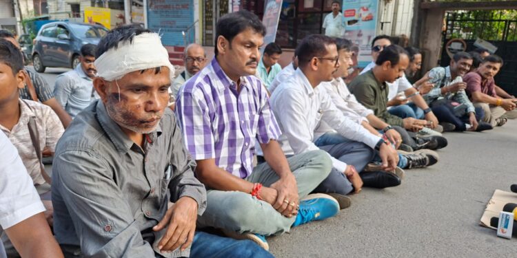 সাংবাদিকদের উপর হামলার প্রতিবাদে জিবি হাসপাতালের সামনে বিক্ষোভ। হামলাকারীদের অবিলম্বে গ্রেপ্তার ও দৃষ্টান্তমূলক শাস্তির দাবিতে রাস্তায় বসে প্রতিবাদে সামিল সাংবাদিকরা। 