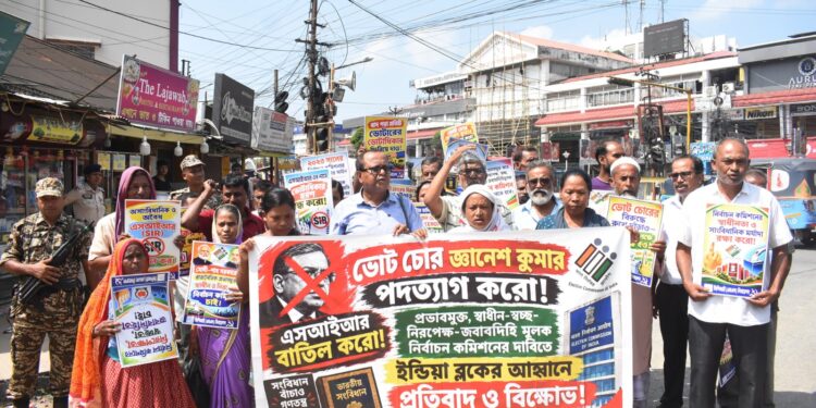 দিল্লির যন্তর মন্তরে বিরোধী দলের বিক্ষোভ কর্মসূচিতে পুলিশের বিরুদ্ধে অত্যাচারের অভিযোগ সিপিআই(এমএল) লিবারেশনের। পুলিশের ভূমিকার সমালোচনা করে প্রতিবাদে সরব সংগঠনটির ত্রিপুরা শাখা।