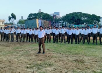 রাজধানীর প্রগতি বিদ্যাভবনের মাঠে এক অন্যরূপে রাজ্যের পরিবহনমন্ত্রী সুশান্ত চৌধুরী। আরএসএসের শতবর্ষ উদযাপন কর্মসূচির সমাপ্তি অনুষ্ঠানে মন্ত্রীর উপস্থিতি ঘিরে ছিল বিশেষ আকর্ষণ।