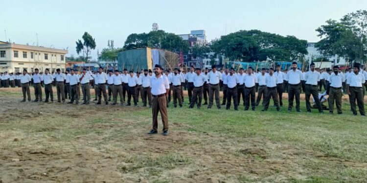 রাজধানীর প্রগতি বিদ্যাভবনের মাঠে এক অন্যরূপে রাজ্যের পরিবহনমন্ত্রী সুশান্ত চৌধুরী। আরএসএসের শতবর্ষ উদযাপন কর্মসূচির সমাপ্তি অনুষ্ঠানে মন্ত্রীর উপস্থিতি ঘিরে ছিল বিশেষ আকর্ষণ।