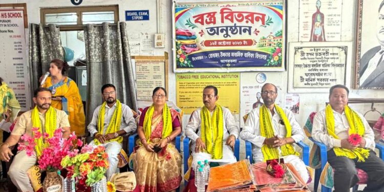 মানবিক উদ্যোগে উজ্জ্বল দৃষ্টান্ত গার্লস বোধজং উচ্চতর মাধ্যমিক বালিকা বিদ্যালয়ের শিক্ষক-শিক্ষিকারা।