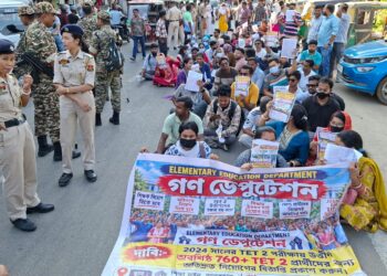 টেট টু উত্তীর্ণদের বিক্ষোভ, অর্থমন্ত্রীর বাড়ি যাওয়ার পথে পুলিশের বাধা! এসডিএম অফিসের কাছে রাস্তা অবরোধের পর শেষ পর্যন্ত বাড়ি ফিরলেন চাকরিপ্রার্থীরা।