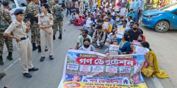টেট টু উত্তীর্ণদের বিক্ষোভ, অর্থমন্ত্রীর বাড়ি যাওয়ার পথে পুলিশের বাধা! এসডিএম অফিসের কাছে রাস্তা অবরোধের পর শেষ পর্যন্ত বাড়ি ফিরলেন চাকরিপ্রার্থীরা।