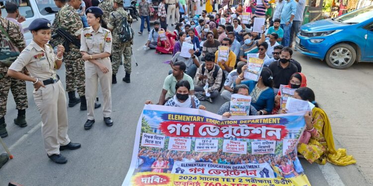 টেট টু উত্তীর্ণদের বিক্ষোভ, অর্থমন্ত্রীর বাড়ি যাওয়ার পথে পুলিশের বাধা! এসডিএম অফিসের কাছে রাস্তা অবরোধের পর শেষ পর্যন্ত বাড়ি ফিরলেন চাকরিপ্রার্থীরা।