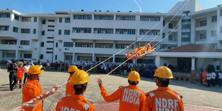 দুর্যোগ মোকাবিলায় প্রস্তুতিই সুরক্ষার প্রথম ধাপ। মহাকরণে অনুষ্ঠিত হলো জরুরি পরিস্থিতি মোকাবিলায় বিশেষ মহড়া। 