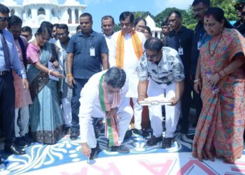উজ্জয়ন্ত প্রাসাদের প্রাঙ্গণে আলপনার ছোঁয়ায় বাংলার ঐতিহ্য ও সংস্কৃতির উদযাপন, মুখ্যমন্ত্রীর উপস্থিতিতে এক বিশেষ মুহূর্ত।
