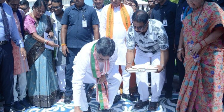 উজ্জয়ন্ত প্রাসাদের প্রাঙ্গণে আলপনার ছোঁয়ায় বাংলার ঐতিহ্য ও সংস্কৃতির উদযাপন, মুখ্যমন্ত্রীর উপস্থিতিতে এক বিশেষ মুহূর্ত।