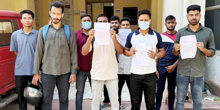 প্রায় পাঁচ বছর ধরে ঝুলে ফায়ারম্যান নিয়োগ প্রক্রিয়া! দফতরের অধিকর্তার সঙ্গে দেখা করেও মিলল না সমাধান, ফের হতাশ হয়ে খালি হাতে ফিরলেন চাকরিপ্রার্থীরা।