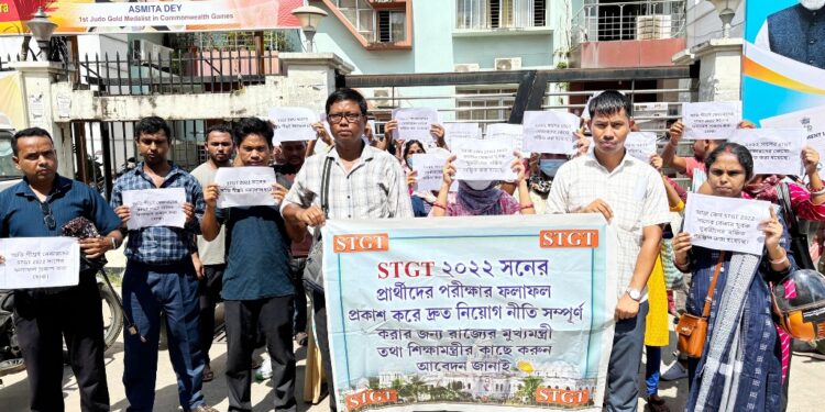 দীর্ঘ প্রতীক্ষা আর অনিশ্চয়তার মাঝে ফের আবেগে ভেঙে পড়লেন STGT চাকরিপ্রার্থীরা।