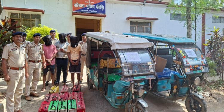 বটতলা থানার পুলিশের অভিযানে উদ্ধার ২টি টমটম ও ১৩টি ব্যাটারি, গ্রেপ্তার ৩ নিশিকুটুম্ব! গোটা ঘটনার বিস্তারিত জানালেন পশ্চিম থানার ওসি সঞ্জিত সেন। পুলিশের এই অভিযানে চাঞ্চল্য এলাকায়।