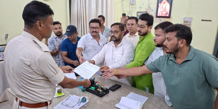 জনজাতি গোষ্ঠীর বিরুদ্ধে সামাজিক মাধ্যমে কুরুচিকর মন্তব্যের অভিযোগে দিল্লির কনটেন্ট ক্রিয়েটর আমির শোকেনের বিরুদ্ধে সরব যুব কংগ্রেস। আগরতলা পশ্চিম থানায় লিখিত অভিযোগ দায়ের করে সংশ্লিষ্ট ব্যক্তির বিরুদ্ধে অবিলম্বে আইনি পদক্ষেপের দাবি জানাল সংগঠন।