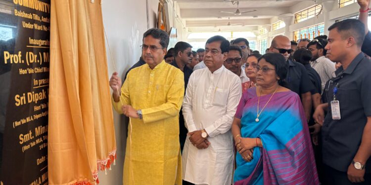 আমতলীর বৈষ্ণবটিলায় ৪৯ নম্বর ওয়ার্ডের উদ্যোগে নবনির্মিত ড. শ্যামাপ্রসাদ মুখার্জী কমিউনিটি হলের শুভ উদ্বোধন করলেন মুখ্যমন্ত্রী ডাঃ মানিক সাহা। অনুষ্ঠানে উপস্থিত ছিলেন মেয়র দীপক মজুমদার, ডেপুটি মেয়র মনিকা দাস দত্ত, বিধায়িকা মিনা রানী সরকার, স্থানীয় কর্পোরেটর হরিসাধন দেবনাথ সহ অন্যান্য বিশিষ্টজনেরা। উদ্বোধনী অনুষ্ঠানে জনপ্রতিনিধিদের জনসেবার প্রতি দায়বদ্ধতা, মানুষের কল্যাণে কাজ করা এবং দেশের মনীষীদের আদর্শে অনুপ্রাণিত হয়ে সমাজ গঠনের বার্তা দেন মুখ্যমন্ত্রী।