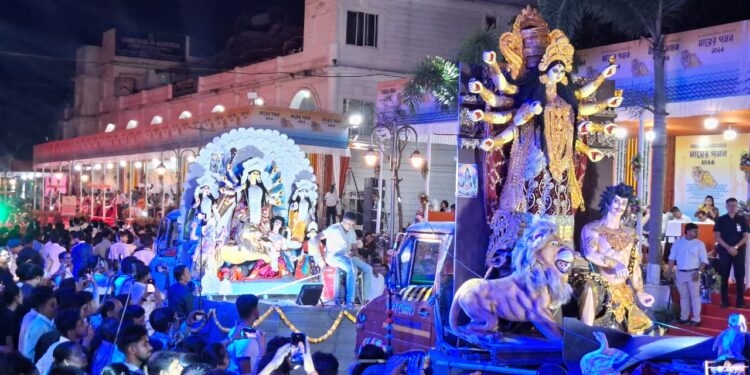 মহামায়ার বিদায়বেলায় আবেগ, ভক্তি আর ভালোবাসায় মুখরিত মহারাণী তুলসীবতী বিদ্যালয়ের সম্মুখ প্রাঙ্গণ। বিষাদের সুরে বিদায় নিলেন মা দুর্গা, রেখে গেলেন আশীর্বাদ, শান্তি ও আগামী বছরের অপেক্ষা।