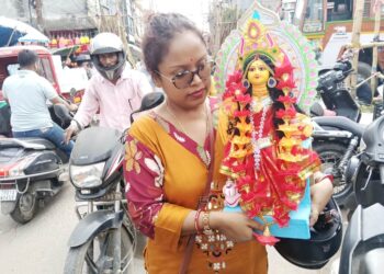 আগামীকাল কোজাগরী লক্ষ্মীপুজো পুজোর আনন্দে মা লক্ষ্মীর প্রতিমা নিয়ে ঘরে ফেরার প্রস্তুতি।