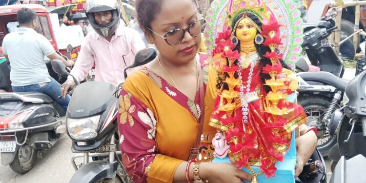 আগামীকাল কোজাগরী লক্ষ্মীপুজো পুজোর আনন্দে মা লক্ষ্মীর প্রতিমা নিয়ে ঘরে ফেরার প্রস্তুতি।
