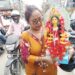 আগামীকাল কোজাগরী লক্ষ্মীপুজো পুজোর আনন্দে মা লক্ষ্মীর প্রতিমা নিয়ে ঘরে ফেরার প্রস্তুতি।